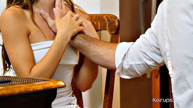 татуированная брюнетка с гладкой киской скачет на члене в позе наездницы