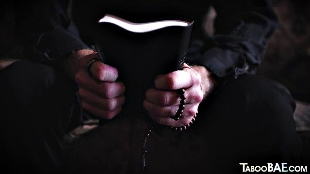 Две ненасытные раскатывают парня на члене, тройничок - как корпоратив, только веселее!