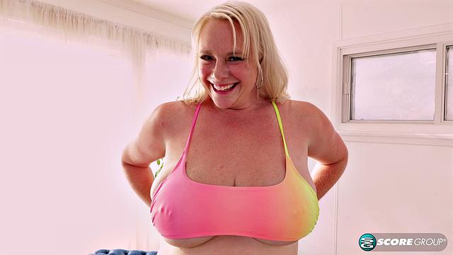 пышногрудая Camrron Skye получает по волосатой киске