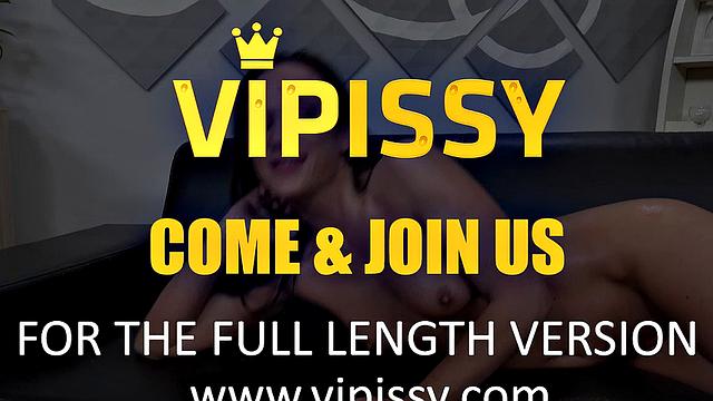 брюнетка пьёт мочу и трахается на диване