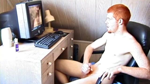 Тристиан дрочит за компом и кончает на экран