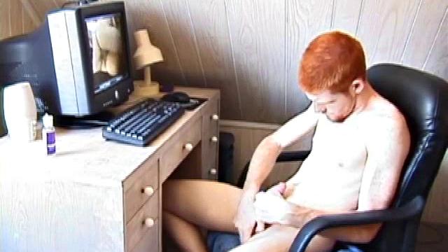 Тристиан дрочит за компом и кончает на экран