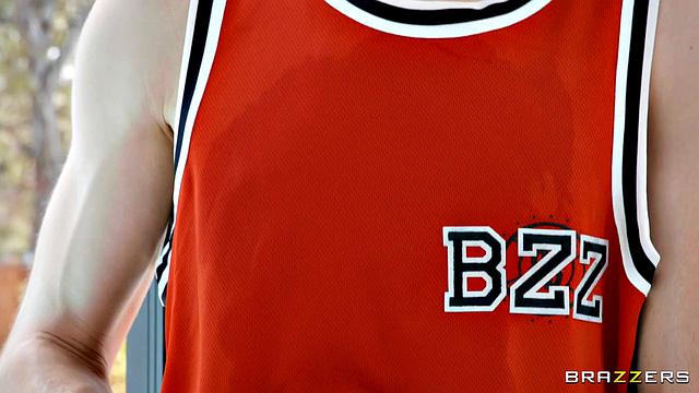 мачеха застукала за подглядыванием - и уложила мыться с бонусом