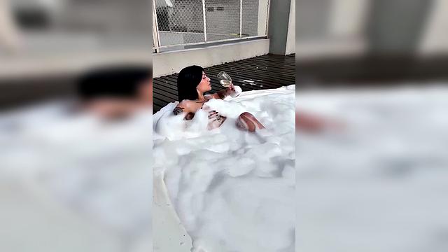 Brunette Bubblebath Pool Bodygoals