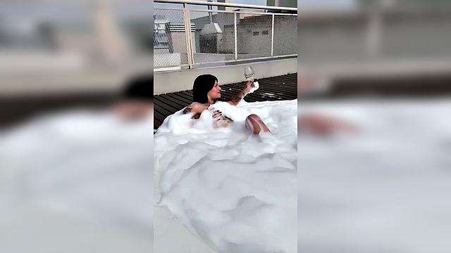 Brunette Bubblebath Pool Bodygoals