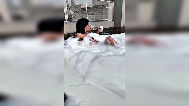 Brunette Bubblebath Pool Bodygoals