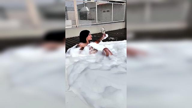 Brunette Bubblebath Pool Bodygoals