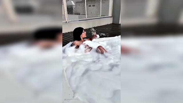 Brunette Bubblebath Pool Bodygoals