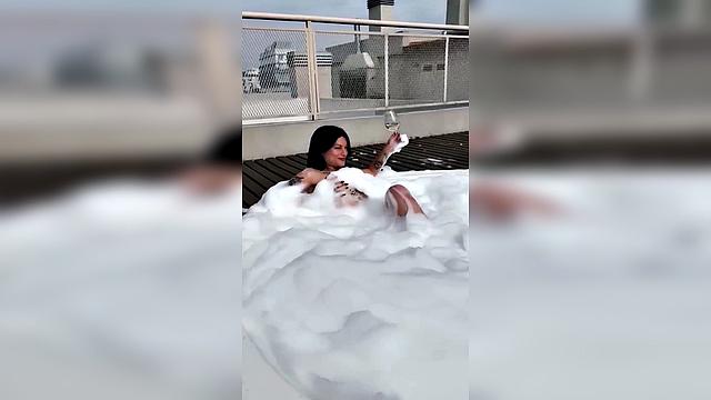 татуированная брюнетка кайфует голышом в бассейне