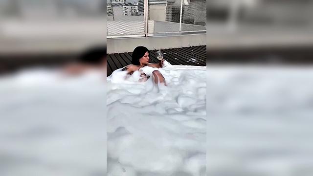 татуированная брюнетка кайфует голышом в бассейне