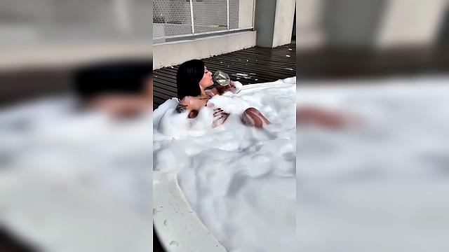 Brunette Bubblebath Pool Bodygoals