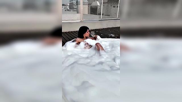 татуированная брюнетка кайфует голышом в бассейне