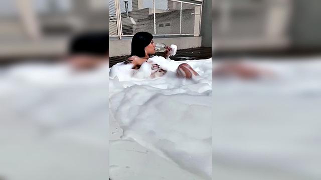 татуированная брюнетка кайфует голышом в бассейне