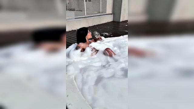 Brunette Bubblebath Pool Bodygoals