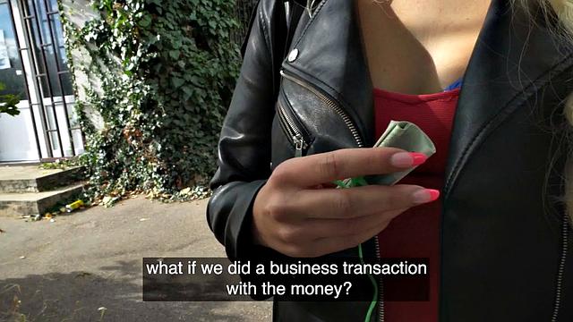 страстная красотка отдается незнакомцу за деньги в дикое догги