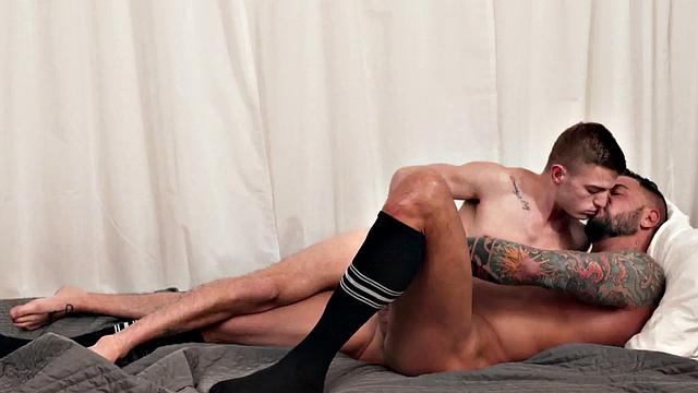 Gaydaddy with tattoos barebacked by tiny twink