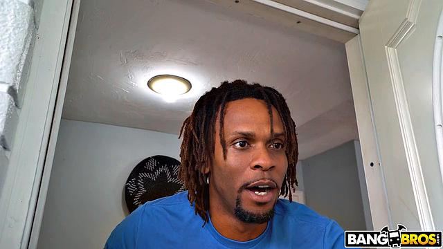 Bailey Base соблазняет соседа и получает сперму в рот за партию печенья.