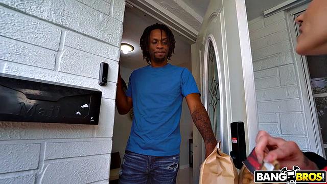 Bailey Base соблазняет соседа и получает сперму в рот за партию печенья.