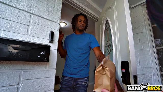 Bailey Base соблазняет соседа и получает сперму в рот за партию печенья.