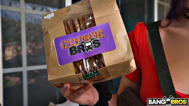 Bailey Base соблазняет соседа и получает сперму в рот за партию печенья.