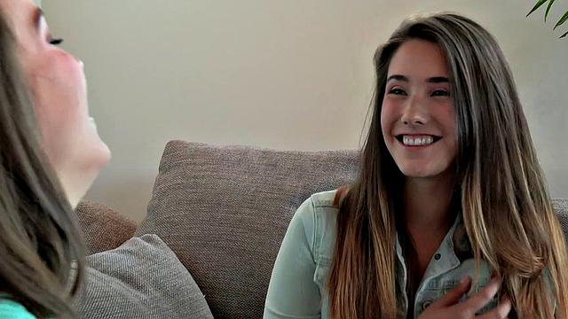 малена проводит экскурсию и засовывает пальцы евe ловии под юбку