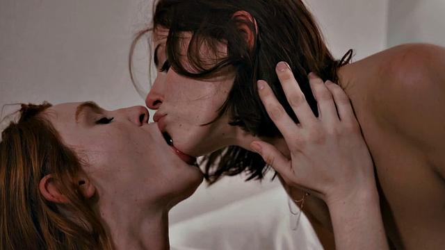 рыжая красотка кайфует от ласк подруги на диване - лизание и пальчики