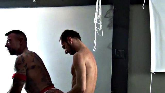 толпа кожаных мужиков на pig week жмёт по полной - даже талисману досталось