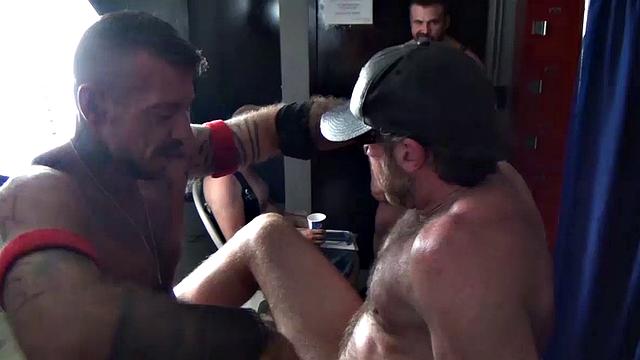 толпа кожаных мужиков на pig week жмёт по полной - даже талисману досталось