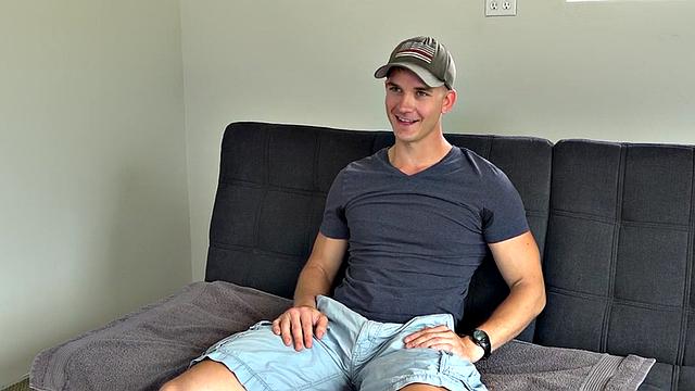 Amateur handsome jock jerks hard on casting