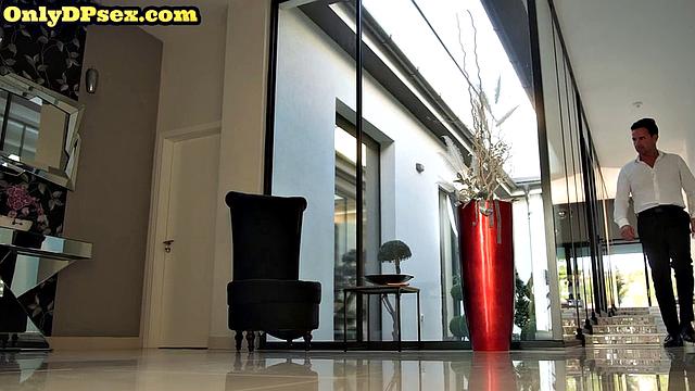 Big ass babe gets double fucked in threesome