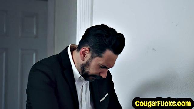 Зрелая дама с шикарной грудью ловко наказывает членом молодого жеребца, а потом спрашивает: "Ну чего, довольна?" Не удивляйтесь, если захотите пересмотреть!