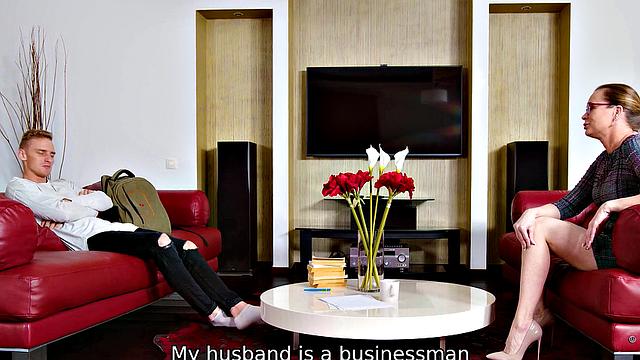 блондинка milf на каблуках устраивает жаркое занятие на диване