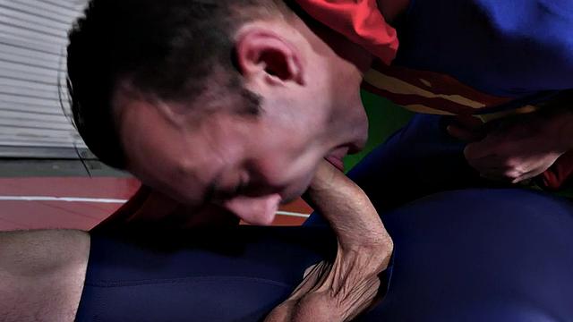 косплеер сдался в борьбе, зато камшот получил по расписанию