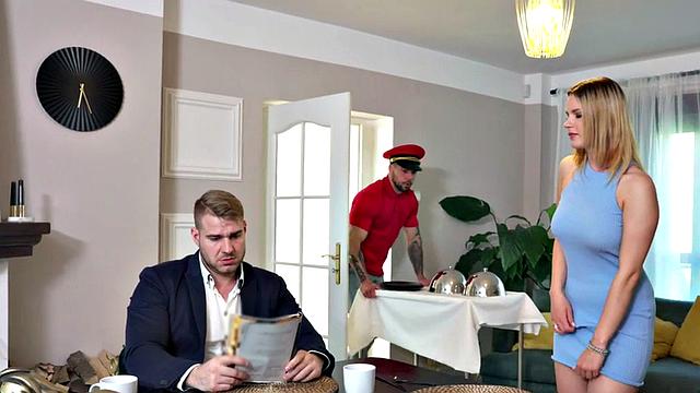 неудержимая блондинка тайно трахается и заливает простыню