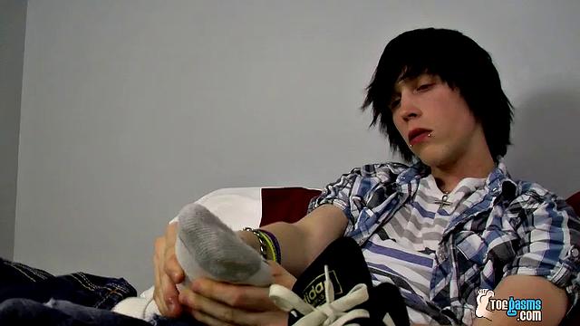 Тайлер Болт кайфует, сосёт пальцы ног в одиночку