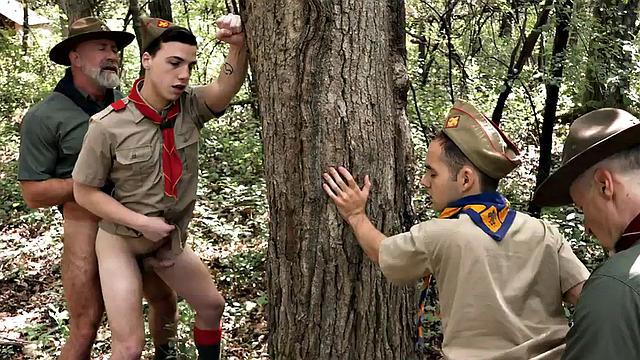 зрелые и худые парни трахаются без гондонов на природе