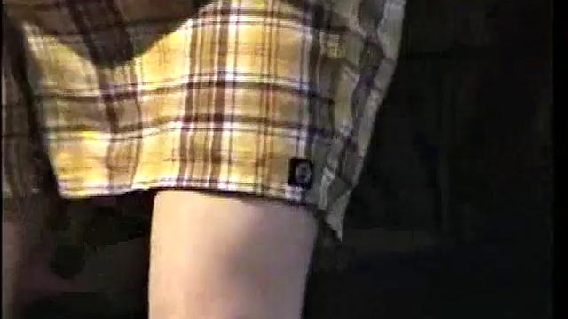 Кори медленно сосут и он кончает ей на руку