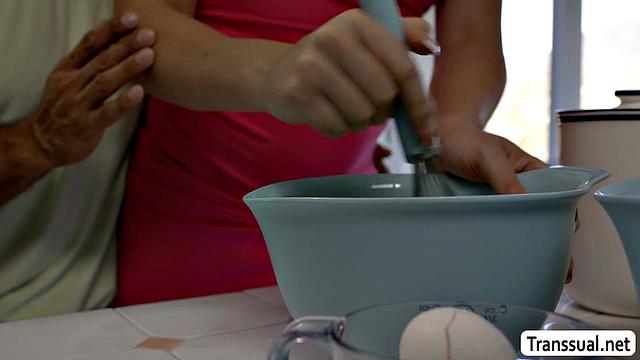 Draven Navarro учит Leah Hayes печь торт, а потом она показывает свой главный ингредиент прямо на кухне - shemale отжигает по полной.