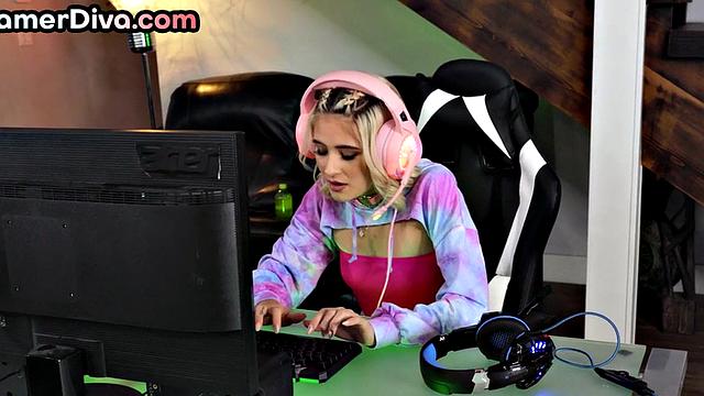 Задротка в очках получает свой бонус прямо на кресле геймера