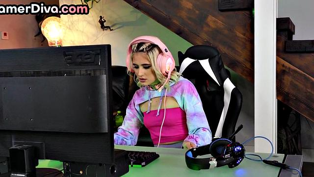 Задротка в очках получает свой бонус прямо на кресле геймера