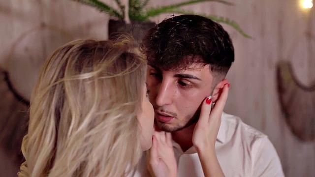 думала будет нежно, а в итоге сама оседлала парня как на родео