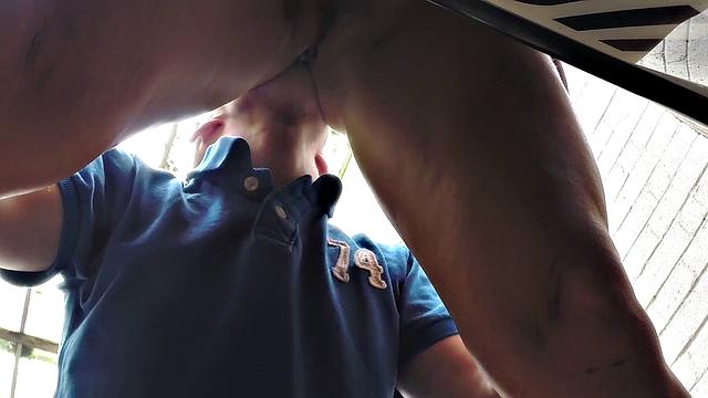 опытная тётя дала урок траха в машине - задница всё запомнила