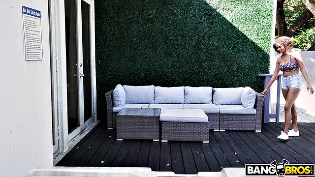 Застукала папашу за порнушкой - пришлось разрулить на члене