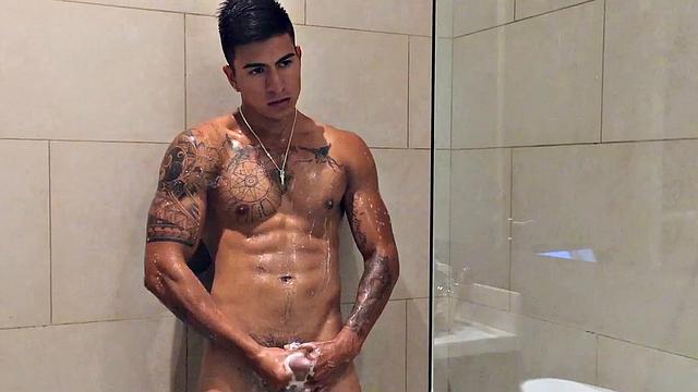 Our featured solo boy of the week is Erick, a muscular and inked young Latino who invites us to watch as he jerks off in the shower.