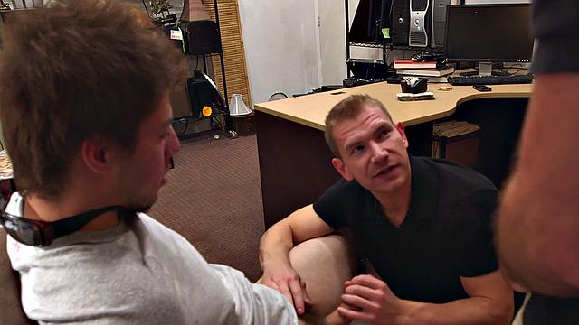Amateur gaypawn stud fucked in office by athletic tops