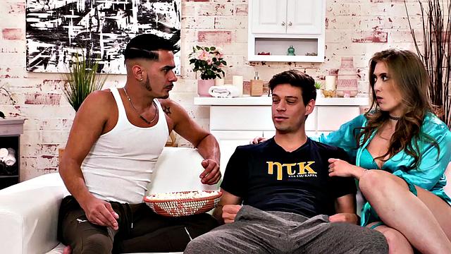 Bi lovers fuck a tattooed babe in a threesome in wet pussy