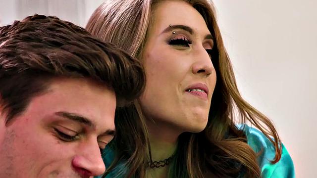 Bi lovers fuck a tattooed babe in a threesome in wet pussy