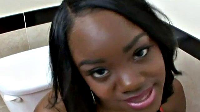 Пышная чернокожая трахается раком и потом дрочит себя пальцами!