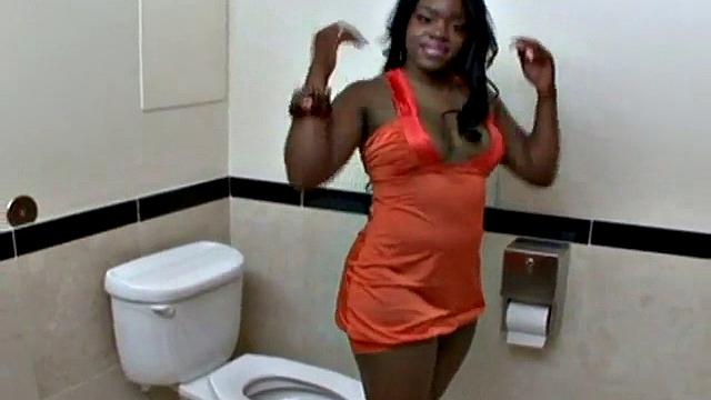 Curvy ebony takes it in doggystyle sex scene