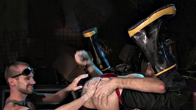 проколотый качок сжимает волосатую жопу в джокстрепе